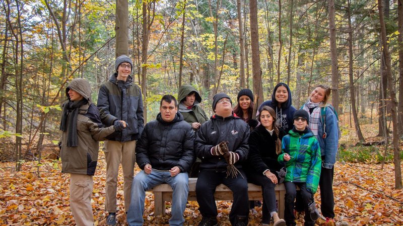 Répit scolaire automne — groupe en forêt